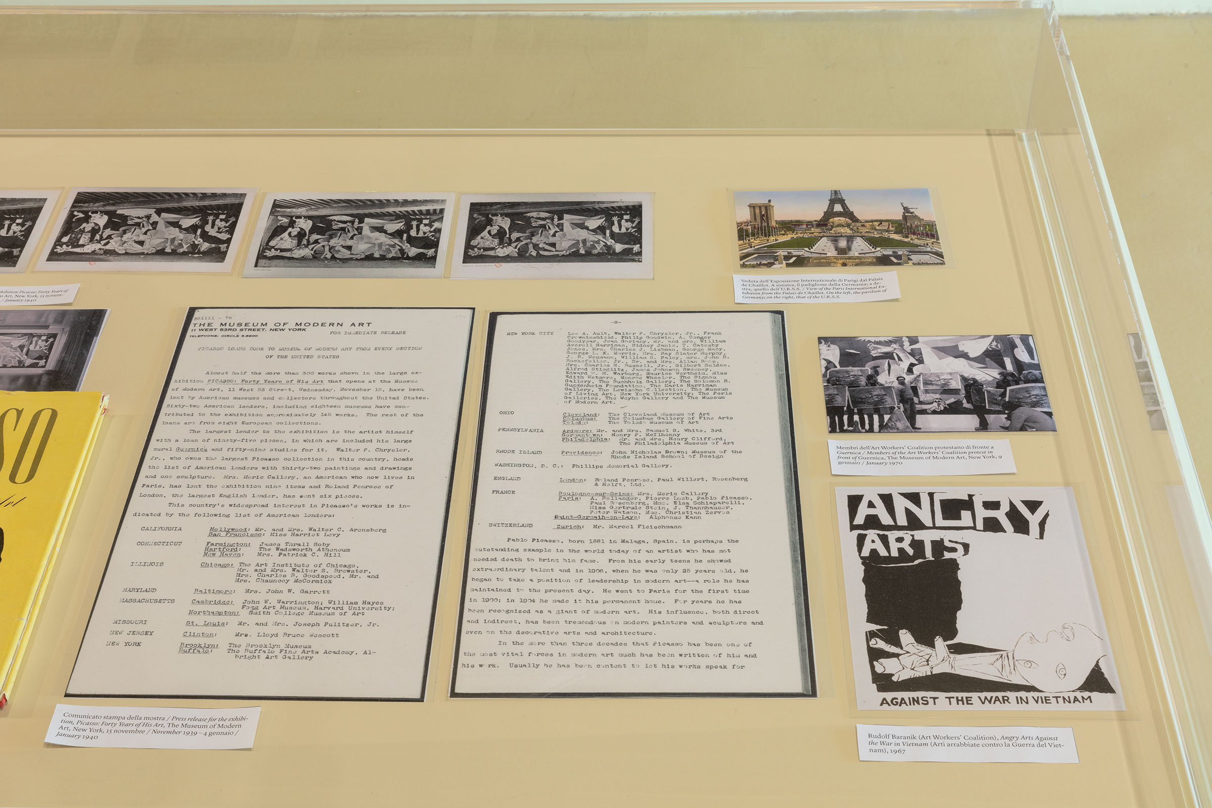 u0022Artisti in guerra / Artists at waru0022,  vitrine